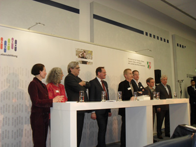 3. Kulturpolitischer Dialog in Düsseldorf. Selten besteht die Gelegenheit, so viele schöpferische und produktive Menschen zu treffen; sich endlich einmal sich von der allgemeinen Wichtigmacher - und Hochstaplerblasiertheit (selbst-) ernannter "Stars" zumindest für ein paar Stunden entfernen zu dürfen und GestalterInnen des Kulturlebens zu treffen und kennenzulernen. Es hat sich wieder einmal sehr gelohnt. Vielen Dank an die Organisatoren!