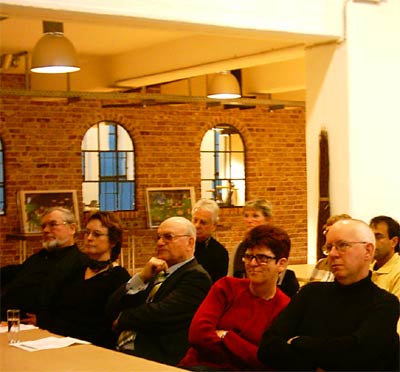 23. März 2005 Zur unserer Auftaktveranstaltung mit profilierten Podiumsteilnehmern in Wesseling kamen interessierte Gäste aus dem ganzen Rhein-Erft-Kreis. Eine lebhafte Diskussion auf dem Podium und mit den Gästen stellte neue Fragen und fand Ansatzpunkte einer Neudefinition im Spannungsverhältnis von Medien und Demokratie. Dabei wurde dann abschließend von David Boventer, Vorsitzenden des Kulturforums im Rhein_erft-Kreis e.V. festgehalten: "Es droht nicht unmittelbar die Demokratur, aber wir sollten auf einen sorgfältigen und bewußten Umgang mit den Medien und der durch sie transportierten Realität achten". Die Kölnische Rundschau berichtete in einem beachtenswerten Artikel darüber, der untenstehend hier wiedergegeben wird.