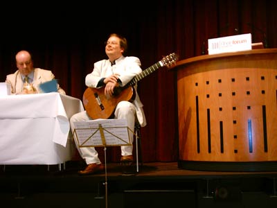 23. März 2005 Zur unserer Auftaktveranstaltung mit profilierten Podiumsteilnehmern in Wesseling kamen interessierte Gäste aus dem ganzen Rhein-Erft-Kreis. Eine lebhafte Diskussion auf dem Podium und mit den Gästen stellte neue Fragen und fand Ansatzpunkte einer Neudefinition im Spannungsverhältnis von Medien und Demokratie. Dabei wurde dann abschließend von David Boventer, Vorsitzenden des Kulturforums im Rhein_erft-Kreis e.V. festgehalten: "Es droht nicht unmittelbar die Demokratur, aber wir sollten auf einen sorgfältigen und bewußten Umgang mit den Medien und der durch sie transportierten Realität achten"