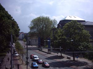 Bei der Besichtigung der Stadtbibliothek unter der charmanten und äußerst sachkundigen Führung von der Leiterin Frau Barbara Lison durfte dann gestaunt werde n über so viel innovative und kreative Gestaltung der Bibliothek. Im heutigen Krimizimmer, dem ehemaligen Büro des Polizeipräsidenten konnte dann auch vom Balkon ein Ausblick genommen werden. 