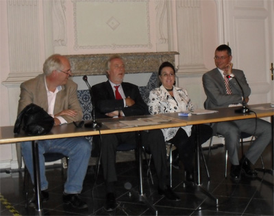 Auf dem Podium in Brauweiler : Der Pulheimer Unternehmer Wolf-Rüdiger Schmidt-Holzmann (Walzwerk Pulheim), der ehemalige Landesinnenminister und Präsident der Kunststiftung Nordrhein-Westfalen Dr. Fritz Behrens, die Stellv. Vorsitzende des Kulturforums Panagiota Boventer aus Hürth und der der Pulheimer Kulturdezernent Florian Herpel. Mit aktuellen Nachrichten und Entscheidungen aus dem Landtag, einer unternehmerischen Sicht, wo Kultur und Verdienst keinen Widerspruch bilden, mit einer konzisen Darstellung der umfangreichen Kulturaktivitäten der Stadt Pulheim und mit einem kurzen Referat über die Kulturaktivitäten des Kulturforums und des Rhein-Erft-Kreises im Allgemeinen gab es gute und anregende Gründe mit den Zuschauern ins Gespräch zu kommen. Bei einem lebhaften Dialog wurde allen Teilnehmern bewußt, dass sich in NRW mit der SPD viel getan hat und endlich einige Probleme beim Namen genannt werden. Ein guter und produktiver, sachbezogener Abend.