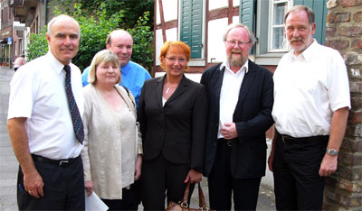 (Gruppenbild mit Damen) v. li.n.re: Günter Reiners Ortsverein-Vorsitzender, Helga Kühn-Mengel (MdB und Patientenbeauftragte der Bundesregierung; David Boventer (Vorsitzender des Kulturforums der SPD im Rhein-Erft-Kreis); Gabi Frechen (MdB):Wolfgang Thierse (Vorsitzender des Kulturforums, Berlin) und Walther Boecker (Bürgermeister der Stadt Hürth).