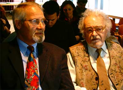 Der Blickwinkel des Themas war neu. Entscheidend war hier nicht, aus der Perspektive der Mehrheitsgesellschaft "den" Ausländer und "die" Minderheit" auf dem Sezier- und Mikroskopiertisch der Mehrheitsgesellschaft zu "verarzten". Es ging hier darum, Selbstbewusstsein und kulturellen Stolz des "Anderen", der eben schon lange nicht mehr nur der "Gastarbeiter" ist, Gehör zu verschaffen. Dabei wurde klar, dass ein beiderseitiger Prozess stattzufinden hat; der "Fremde" und der "Einheimische" müssen sich selbst definieren, um zu einer Gemeinsamkeit zu finden. Dies ist eine Erfahrung, die im wirklichsten Sinne des Wortes "einleuchtend" ist. An Stelle des Zeigefinger-Rituals der Wahrnehmung des "Anderen" : - Zeigen, Nase rümpfen, Zustimmung geben und dann verdrängen - wurde ein unterschiedliches Verhalten Realität: das offene Ohr und das Messen an den eigenen Wertigkeiten. Dabei zeigte Hardy Fuss als Moderator großes Einfühlvermögen. Er verstand es auch, diese "Werksprozess" des Arbeiten-an-sich-selbst durch die Gewichtung der Fragestellung auf das richtige Gleis zu lenken. So stellte er die Frage nach dem Islamismus dem Erzpriester Konstantin Miron und eben nicht dem "Zuständigen", Herrn Refat Öztürk von der Ditib in Köln. Toleranz als zentrales Motiv wurde von allen Podiumsteilnehmern betont. Kulturelle Vor-Urteile werden so in einer geschärften (Selbst-)wahrnehmung (zuweilen peinlich) sichtbar.
